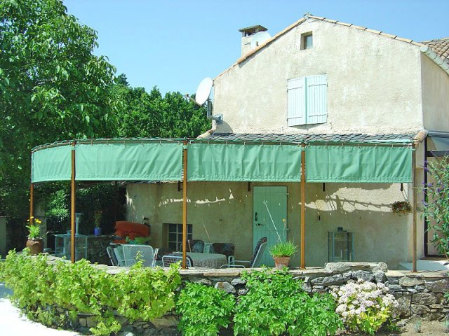 Pergola Toile sur-mesure en arrondis sur terrasse avec pare-soleil (5)