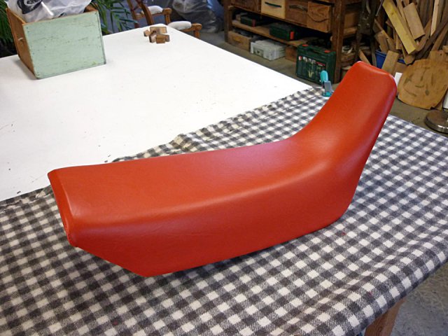 Réparation selle de moto en cuir rouge 9