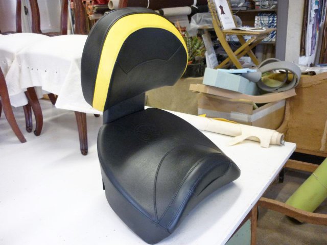 Réparation selle de quad en cuir noir et filet jaune