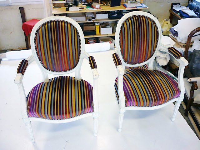 Paire de fauteuils Cabriolet Louis XVI, tissu Pierre Frey