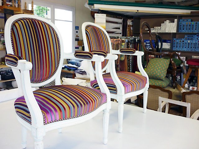 Paire de fauteuils Cabriolet Louis XVI, tissu Pierre Frey