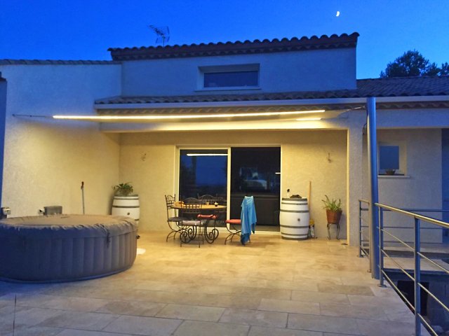 Voile d'ombrage quadrangulaire en stretch ivoire lumière integrée confection couture fil Tenara GORE-TEX (5)