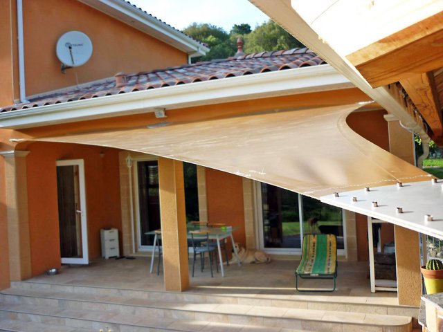 Voile d'ombrage triangulaire en stretch ivoire confection couture fil Tenara GORE TEX (5)