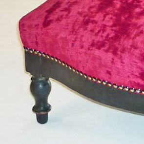 tapiss Prie Dieu velours Chanee Ducrocq Verdi coloris cardinal finition clous bronze renaissance detail 1