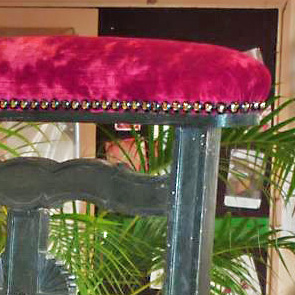 tapiss Prie Dieu velours Chanee Ducrocq Verdi coloris cardinal finition clous bronze renaissance detail 2