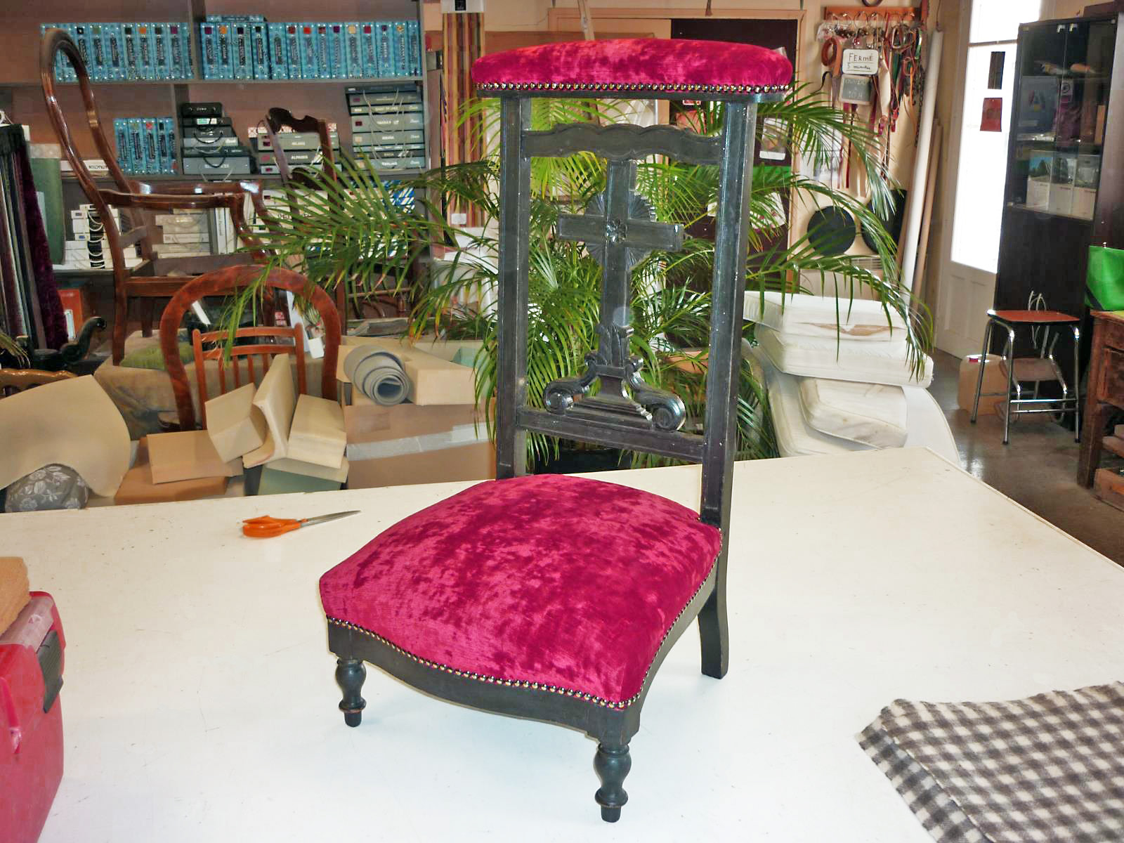 tapiss Prie Dieu velours Chanee Ducrocq Verdi coloris cardinal finition clous bronze renaissance